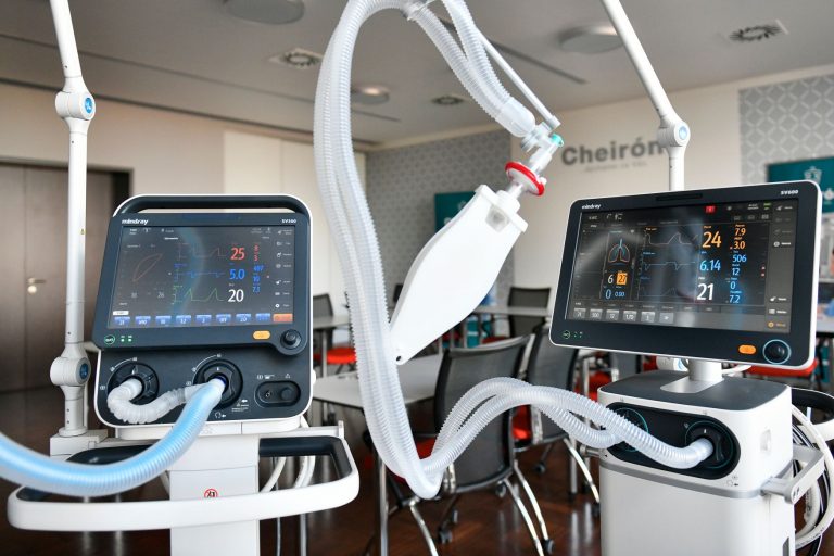 Prymula: Nedostatek lůžek s ventilátory může být za několik týdnů