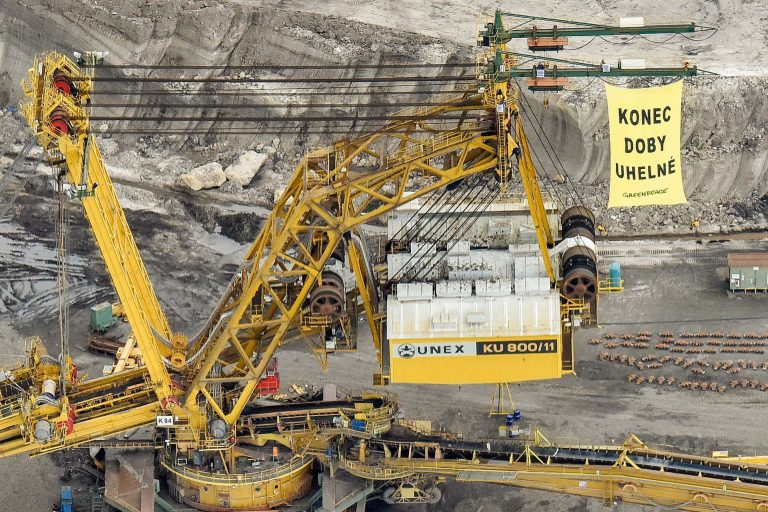 Aktivisté znovu obsadili rypadlo v lomu u Mostu