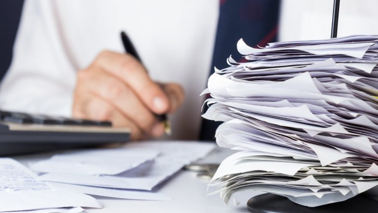 Průměrná firma stráví papírováním 223 hodin ročně