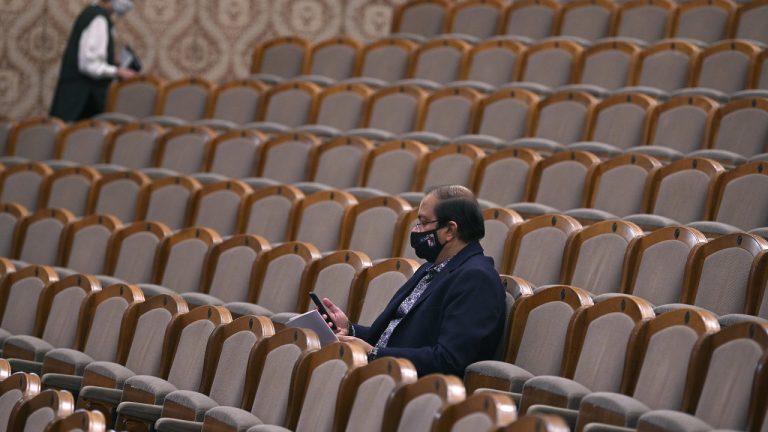 Od pátku jsou zakázány vnitřní akce na stání nad 10 lidí