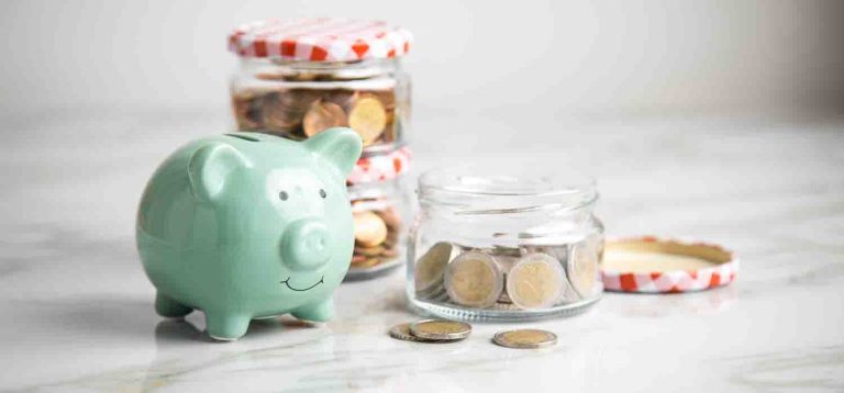 Domácnosti přišly kvůli pandemii v průměru o 13.000 Kč