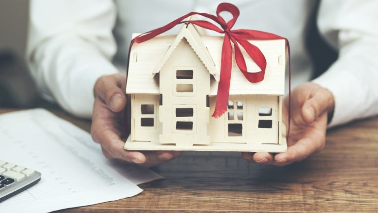 Daň z nabytí nemovitosti se ruší, Zeman podepsal zákon