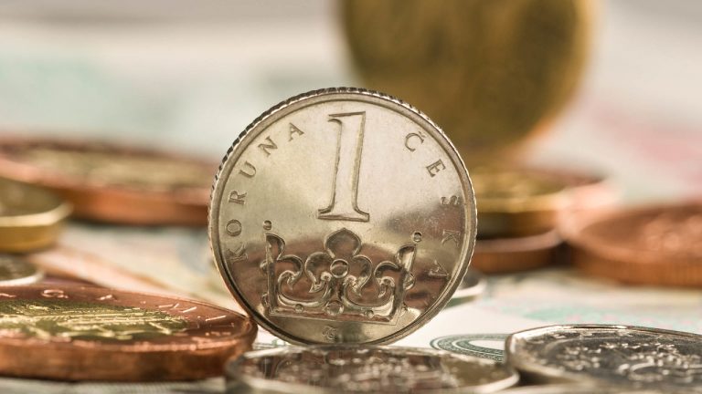 Koruna dnes potřetí v řadě oslabila k euru i dolaru