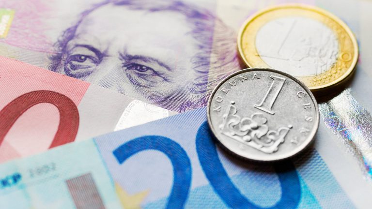 Koruna podle analytiků oslabuje kvůli vývoji koronavirové situace