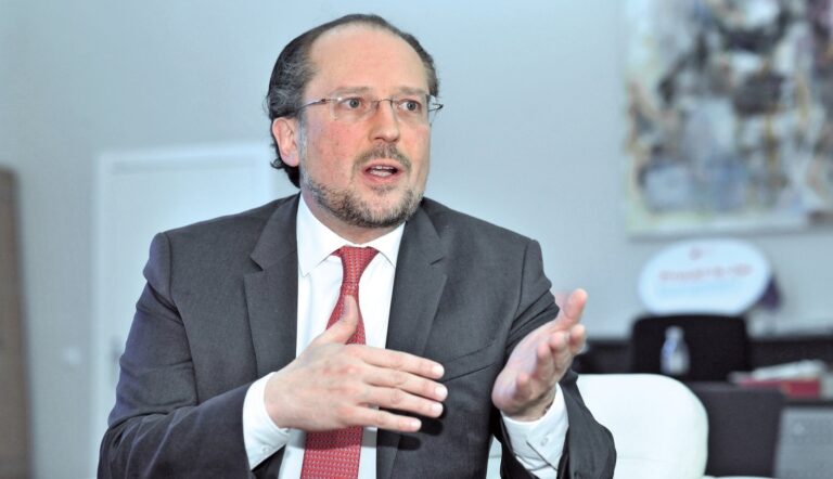 Šéf rakouské diplomacie má covid, mohl se nakazit při jednání EU