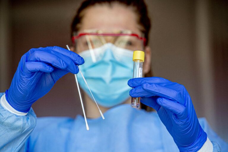 Podíl pozitivních testů na covid ve středu přesáhl 34 procent