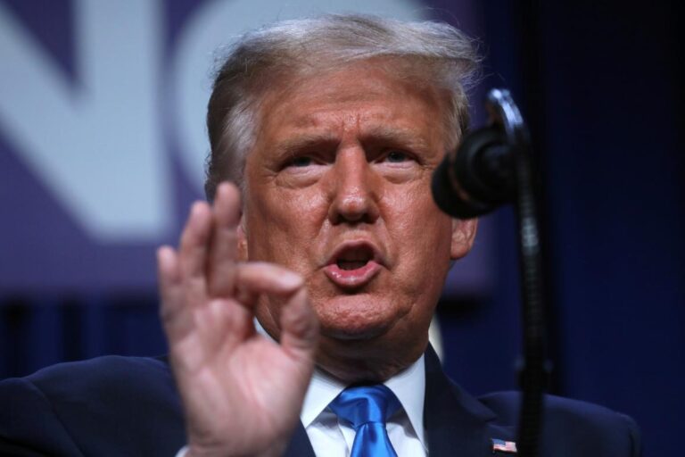 Trump kritizoval hlasování poštou, Biden se zaměřil na pandemii