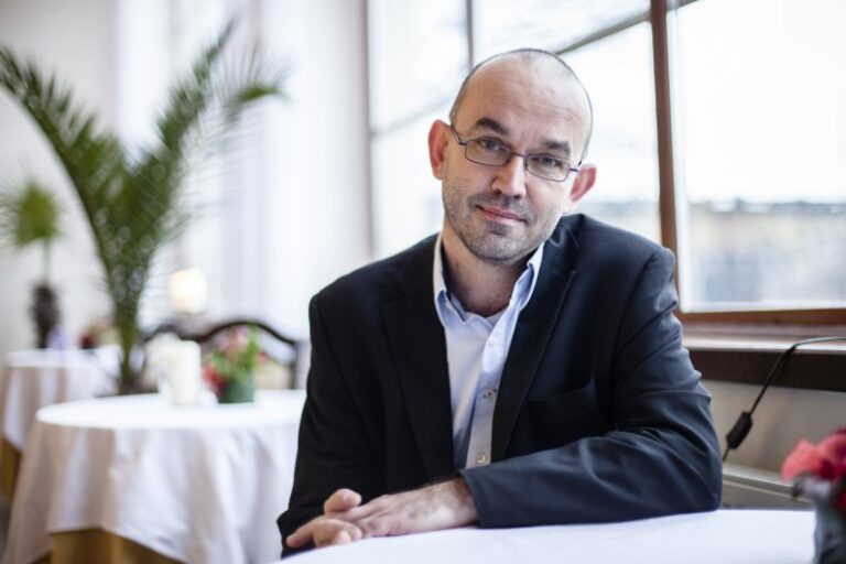 Odborník, co strká hlavu do oprátky, říkají kolegové na adresu Blatného