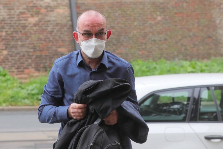 Parodický účet nového ministra Blatného chce večer vypínat elektřinu, lidé tomu věří