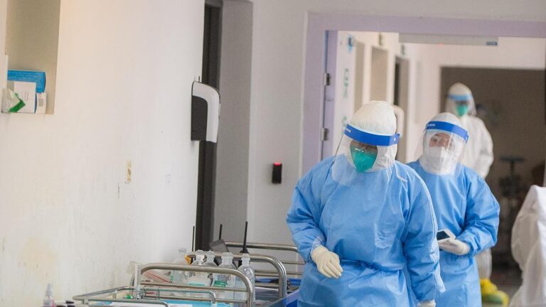 Denní nárůst poprvé přesáhl 10.000,v pátek přibylo 11.105 případů