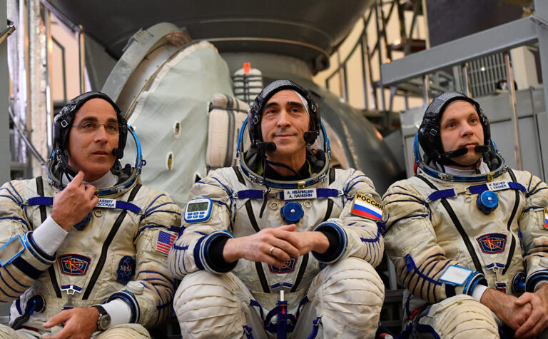 Tři astronauti z USA a Ruska se po půlroce na ISS vrátili na Zemi