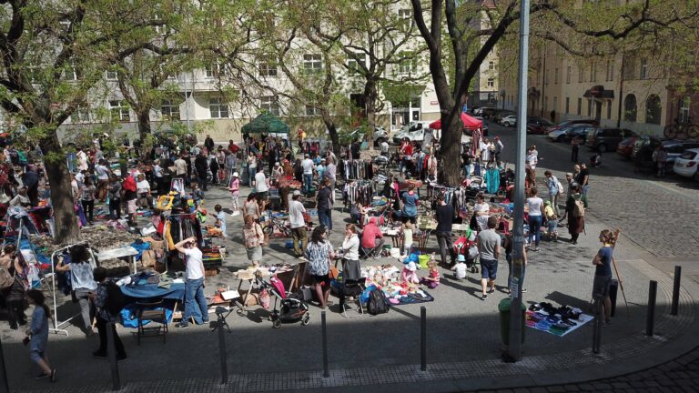 „Zůstaňte doma“ nezabralo. Největší bleší trh v Praze je plný lidí