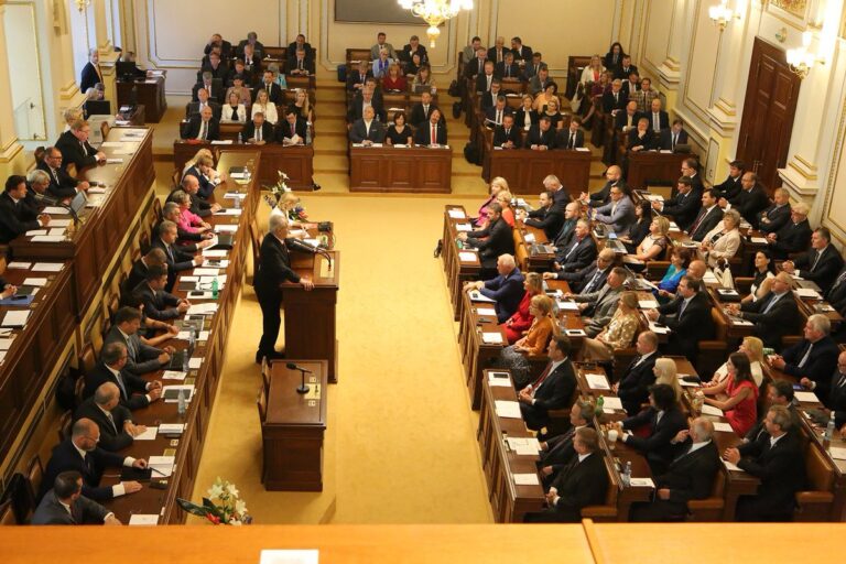 Sněmovna souhlasila s nouzovým stavem do 20. listopadu