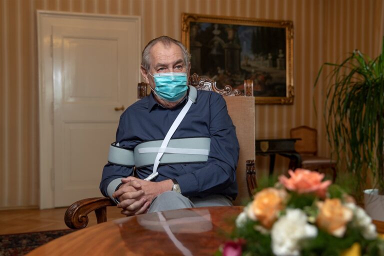 Zeman vyzval, aby lidé nosili roušky a naslouchali odborníkům