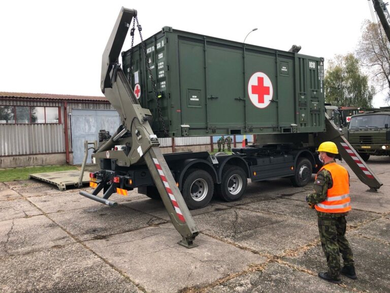 Do Letňan už dorazila první část vojenského týmu pro nemocnici