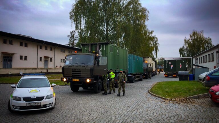 Do Letňan dorazil konvoj s materiálem k výstavbě polní nemocnice