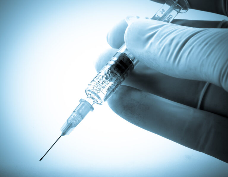 Odborníci varují před tlakem na používání neschválených vakcín