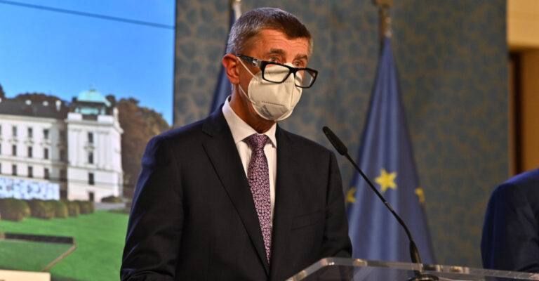 Babiš chce zmrazit platy ústavních činitelů na letošní úrovni