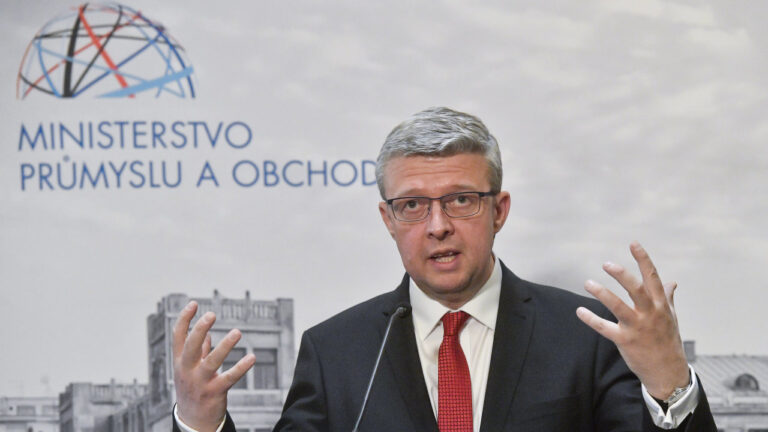 Havlíček: Obchody, restaurace a služby chceme nechat otevřené