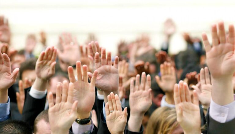 Důvěra v demokracii je mezi mladými lidmi nejnižší v historii