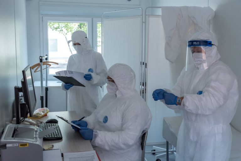 V ČR přibylo 5059 nakažených, jde o nejvyšší nedělní nárůst