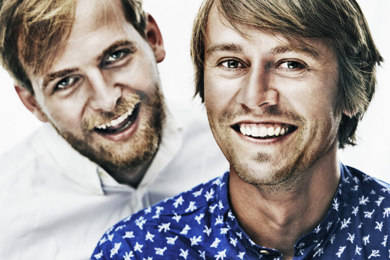 Doprovod na cestě k politickým sebevraždám. Kdo je muž za Prymulovými zády