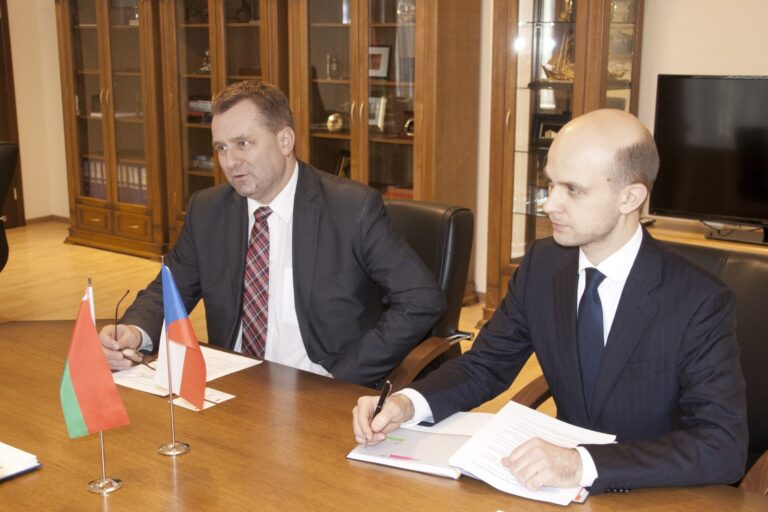 Několik zemí EU, prý včetně Česka, odvolává velvyslance z Minsku