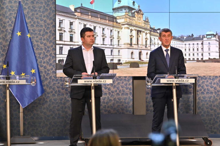 Poslanci projednají žádost o prodloužení nouzového stavu, vojenské zdravotníky i daně