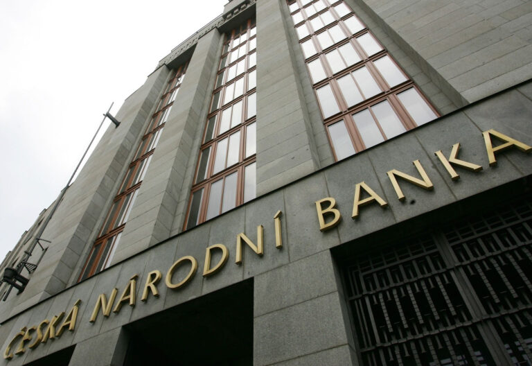 Banky kvůli koronaviru omezují otevírací dobu poboček