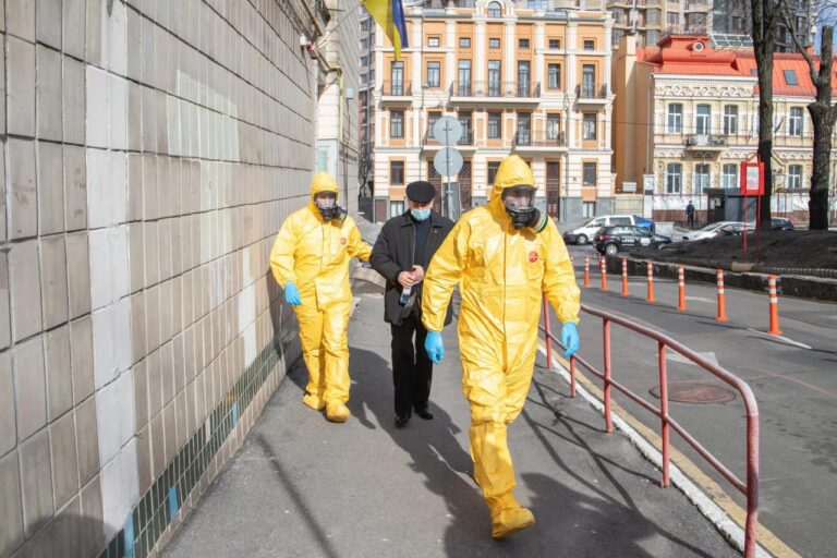 Česko prožilo první noc zákazu vycházení, potvrzení z práce policie nežádá