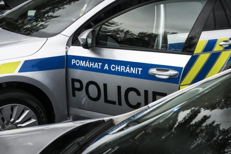 Zdrogovaný řidič v H.Králové ujížděl hlídce policie, v autě vezl i 11leté dítě