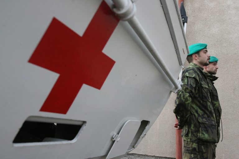 Vojáci staví polní nemocnici. Podívejte se, jak to uvnitř vypadá