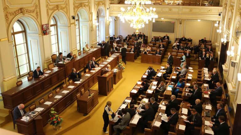 Prodlouží se nouzový stav? Jednají poslanci