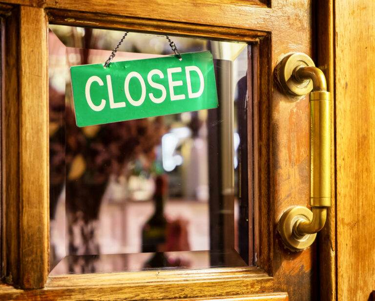 Prymula navrhne uzavřít služby a obchody. Nechat chce jen potraviny a drogerii