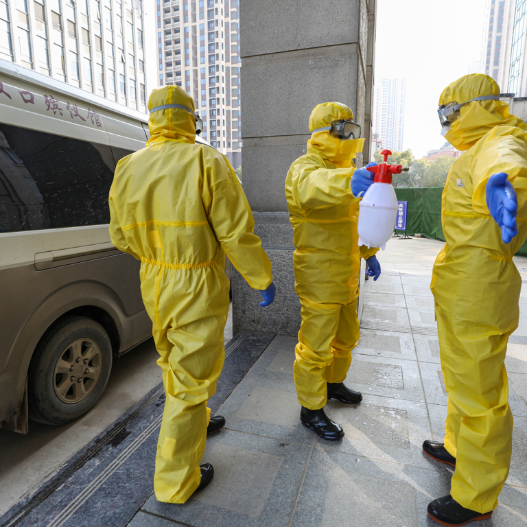 Evropa dál zpřísňuje koronavirová opatření, včetně omezení pohybu