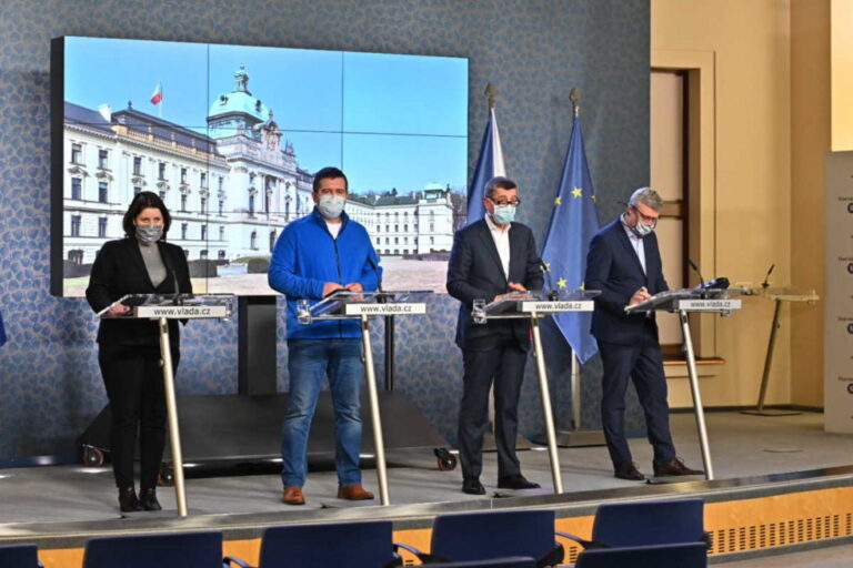 Ministři z ČSSD vyzvali Prymulu k rezignaci