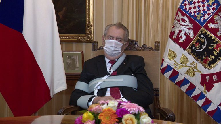 Zeman se v projevu omluvil, pochválil šikovné a rýpl si do haterů