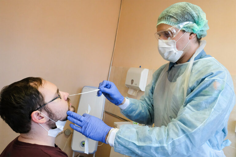 Fronty a nedostatek odběrových míst. Celostátní plošné testování na Slovensku provází problémy