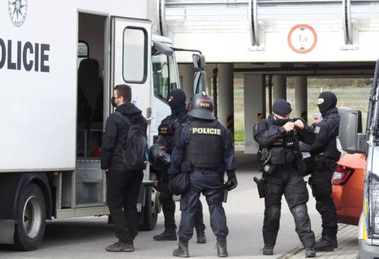 Protest odpůrců covidových opatření skončil bitkou s policií – FOTO