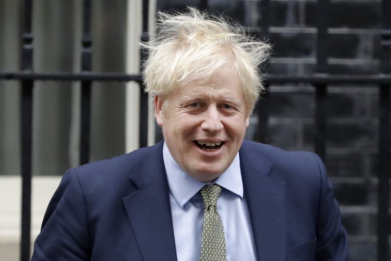 FT: Johnson zakáže prodej aut na benzin a naftu od roku 2030