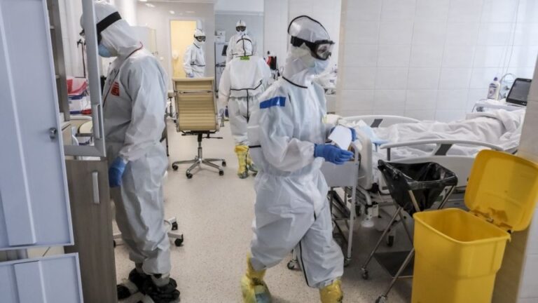 V Česku zemřelo přes 8000 lidí s prokázaným koronavirem