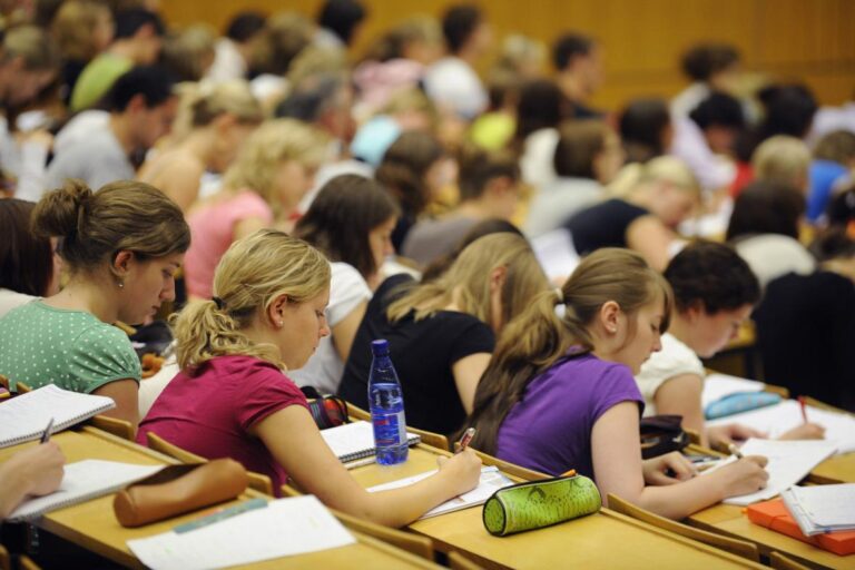 Novela má VŠ umožnit úpravy zkoušek a výuky v případě krize