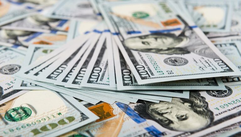 Dolar oslabuje; investoři sázejí na Bidena a riskantní aktiva