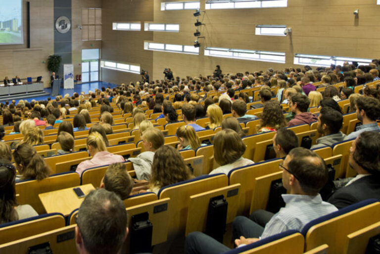 Od 7. prosince se na střídavou výuku vrátí studenti SŠ a VOŠ