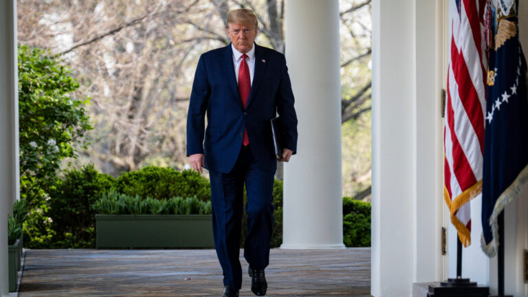 Trump poprvé po několika dnech vyšel na veřejnost, uctil veterány