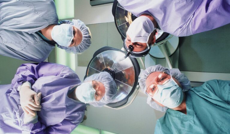 Nemocnice mohou znovu dělat plánované operace, rozhodla vláda