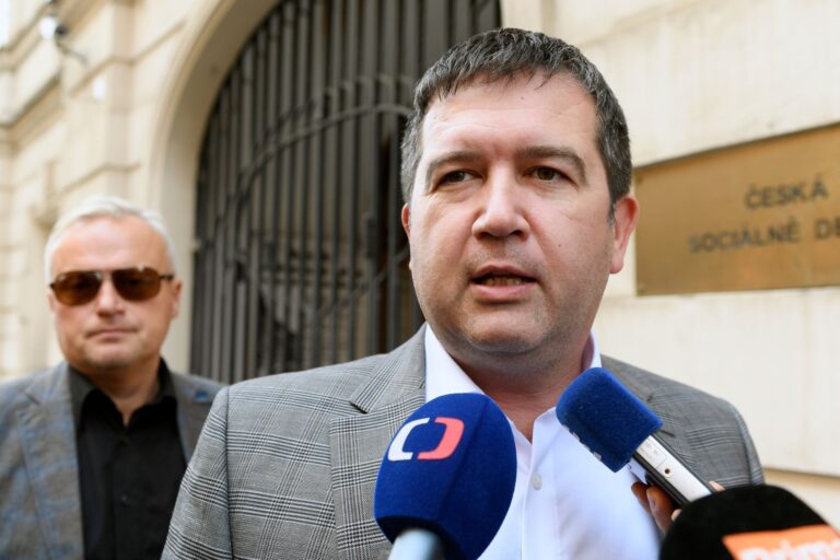 Hamáček nechtěl odhadnout, kdy mohou platit nové krizové zákony