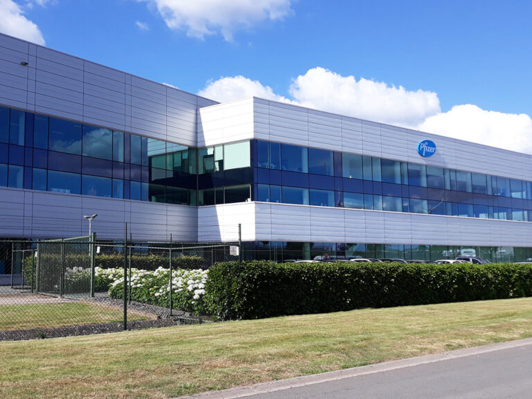 Pfizer jako první požádá v USA o mimořádné nasazení své vakcíny