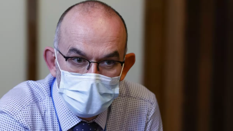 Deníky a weby míní, že Blatný musel odejít kvůli odmítání vakcíny Sputnik V