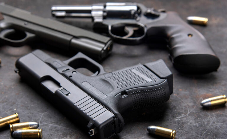 Od pondělí smějí otevřít prodejny se zbraněmi a střelivem